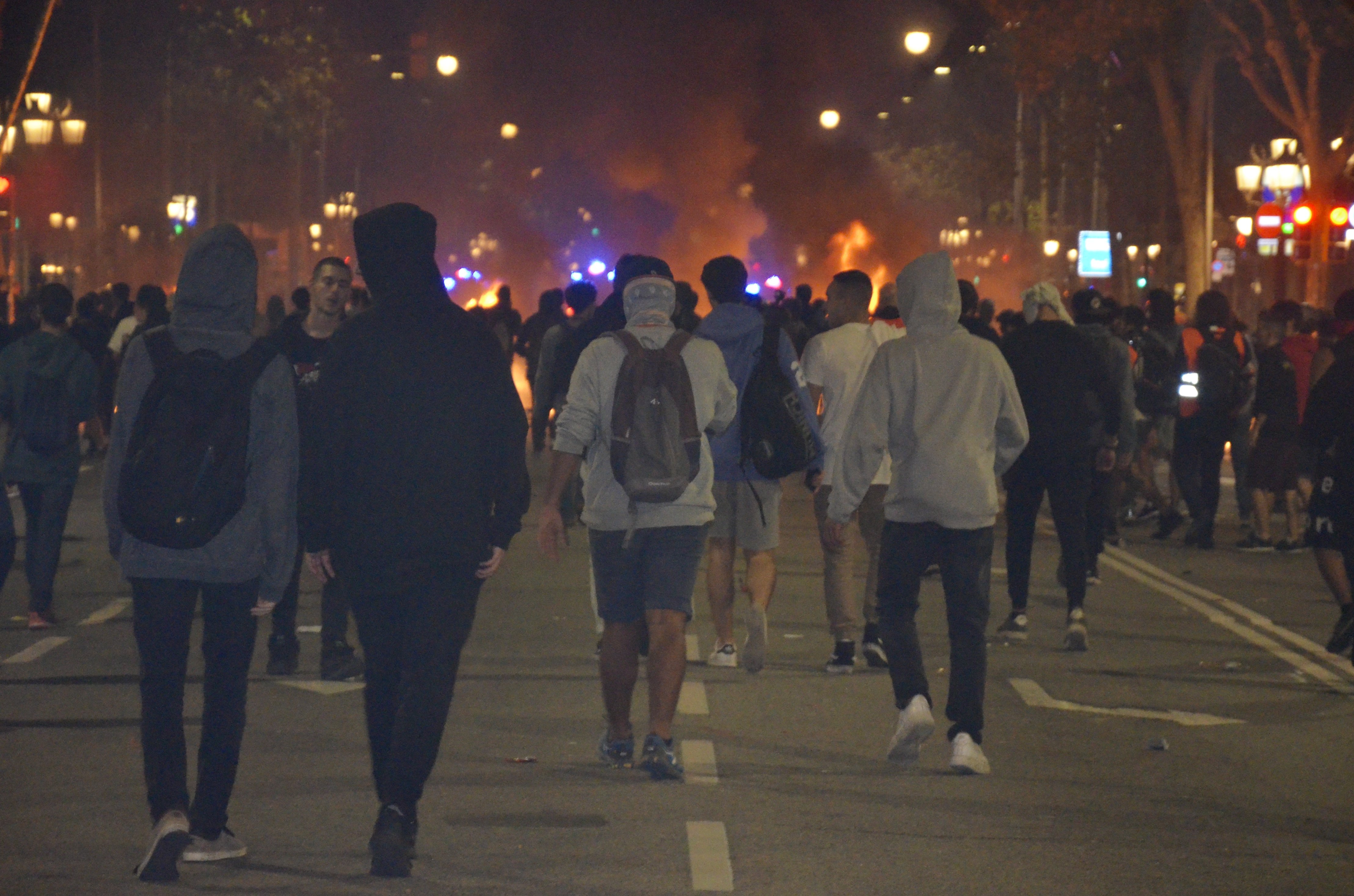 Manifestantes dirigiéndose a las barricadas // DOBLECHECK