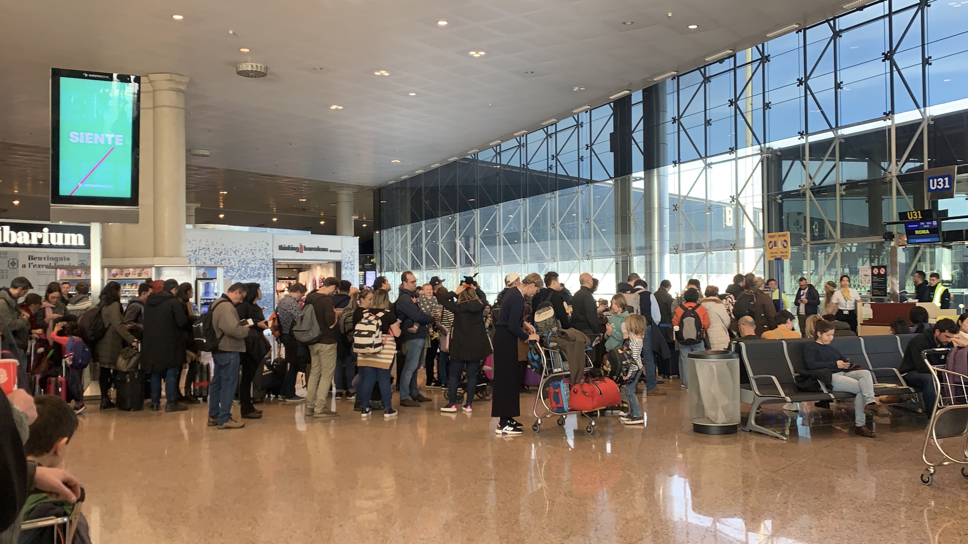Pasajeros en el Aeropuerto del Prat (Barcelona)