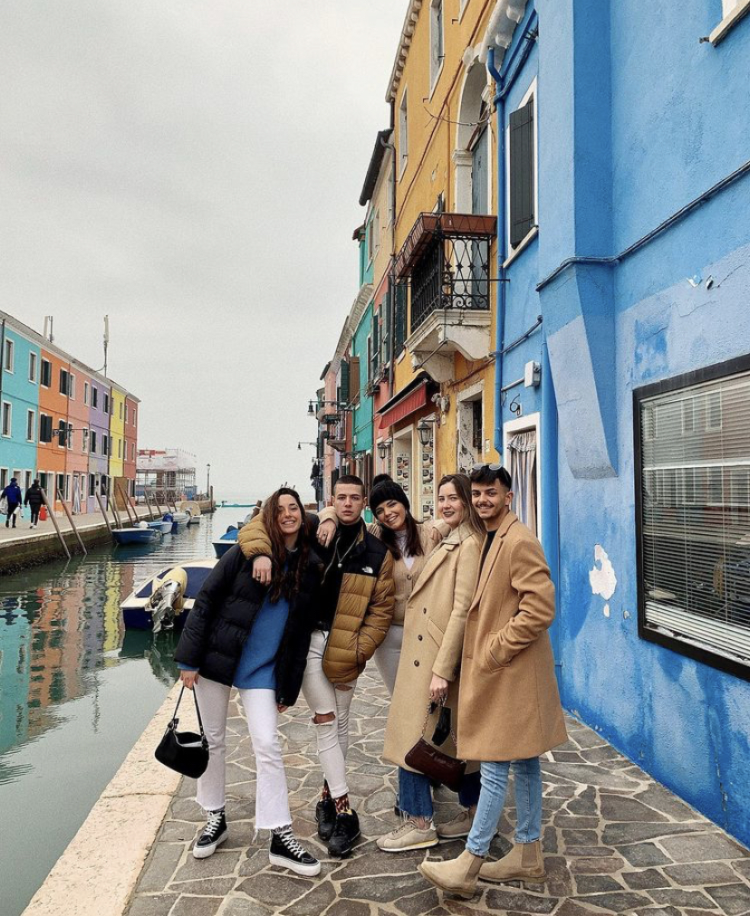 Laura Elena (centro), junto a sus compañeros de Erasmus en Italia.
