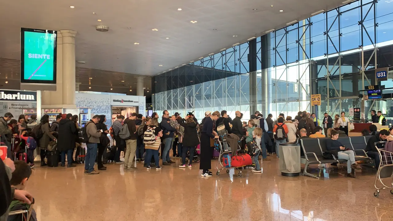 Pasajeros en el Aeropuerto del Prat (Barcelona)