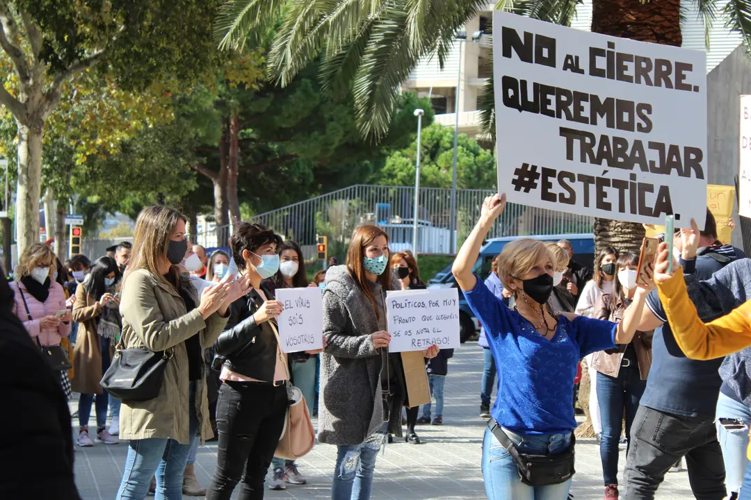 Las esteticistas catalanas quieren trabajar.