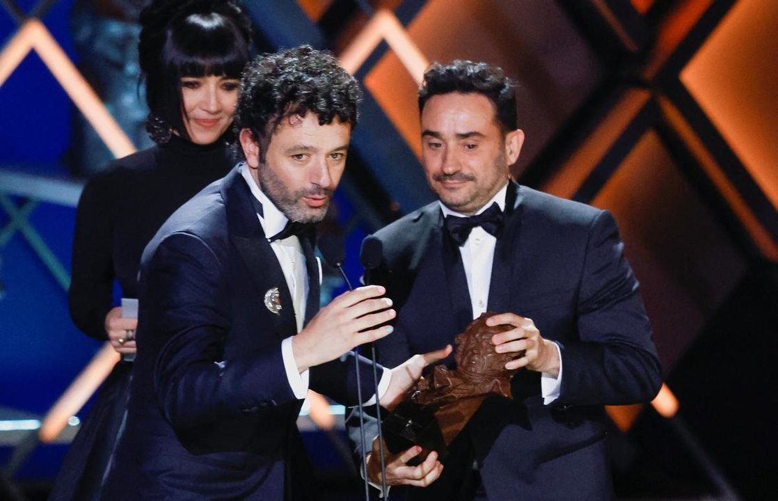 Rodrigo Sorogoyen recibiendo el Goya al mejor director  por 'As bestas' de manos de J.A. Bayona - Fuente_ Reuters