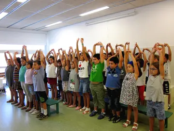 Els alumnes de l&rsquo;Escola Camins en una classe de m&uacute;sica