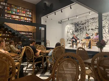 Presentació del llibre d’Alcarràs amb Carla Simón Arnau Vilaró a la Llibreria Ona.