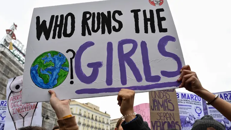 foto WHO RUNS THE WORLD