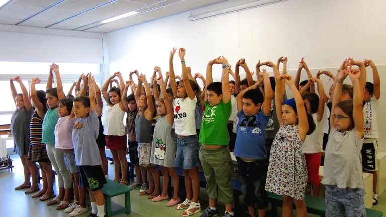 Els alumnes de l’Escola Camins en una classe de música