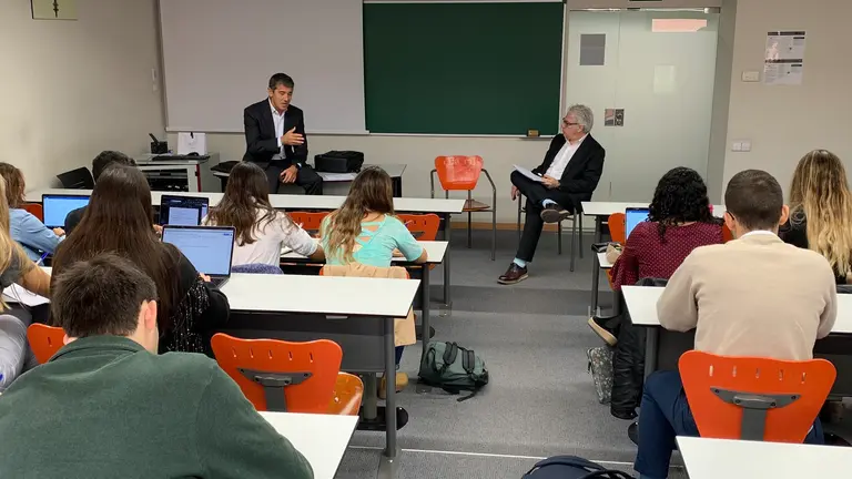 Agustín Cordón en la asignatura de Empresa de tercero de Periodismo. // DOBLECHECK