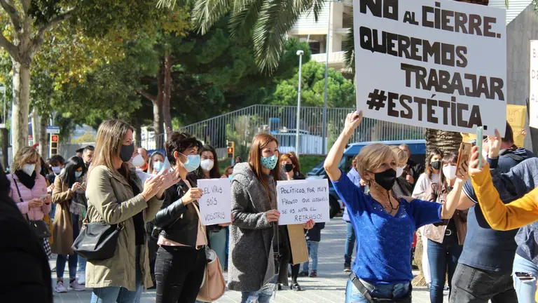 Las esteticistas catalanas quieren trabajar.