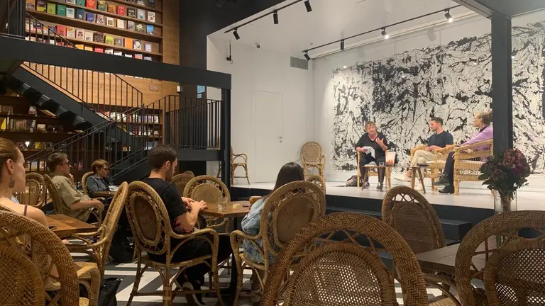 Presentació del llibre d’Alcarràs amb Carla Simón Arnau Vilaró a la Llibreria Ona.