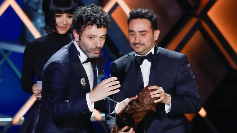 Rodrigo Sorogoyen recibiendo el Goya al mejor director  por 'As bestas' de manos de J.A. Bayona - Fuente_ Reuters