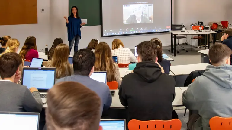 Conferencia en el día de la radio