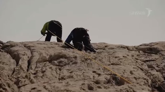 Dos miembros del grupo escalan el Naranjo de Bulmes (¿Y si te dijeran que puedes?)